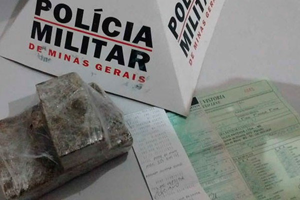 PM Rodoviária prende passageiro e motorista inabilitado e embriagado ao encontrar droga em veículo na MGC354