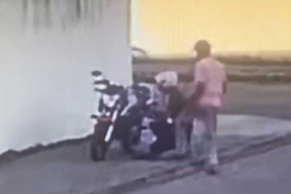 Imagens mostram ladrões levando motocicleta em Patos de Minas; veja como eles agem
