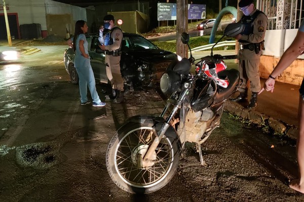 Motociclista é socorrida com suspeita de fratura na perna após acidente na avenida Fátima Porto