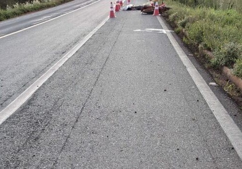 Passageiro de 44 anos cai de motocicleta e morre atropelado por carreta na BR 365
