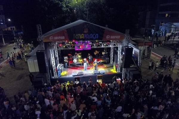 Público lota Praça do Fórum para ver as Irmãs Barbosa; veja ao vivo