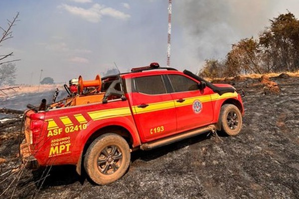 Bombeiros combatem mais um incêndio rural em Patos de Minas e prevêem nova nuvem de fumaça nesta segunda