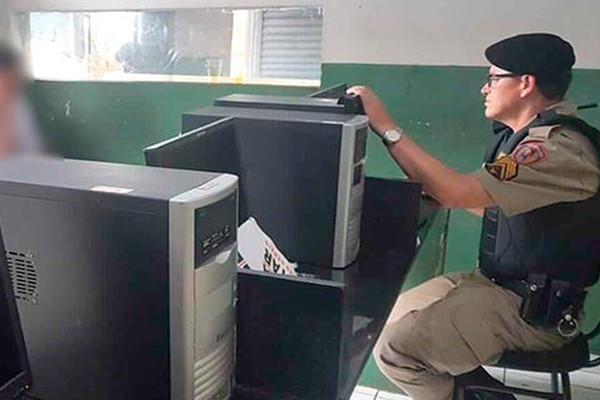 Garoto furta folhas em papelaria e é apreendido em sala de aula escrevendo no material