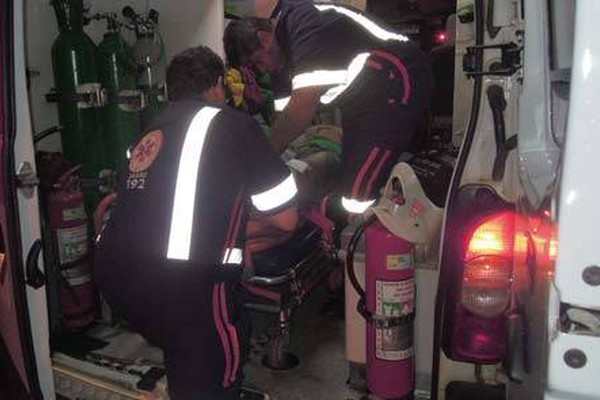 Motorista avança parada, bate em motociclista e foge sem prestar socorro
