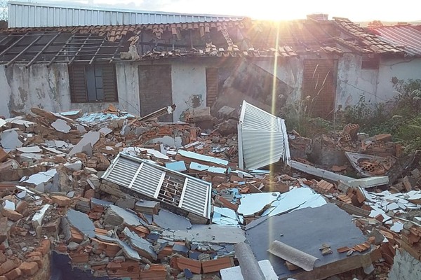 Muito entulho e foco dengue, casa abandonada preocupa moradores no bairro Jardim América