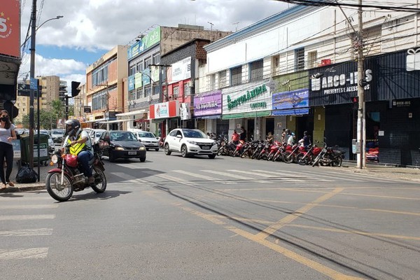 Funcionários do comércio não poderão trabalhar no 1° de maio; saiba o que abre e fecha