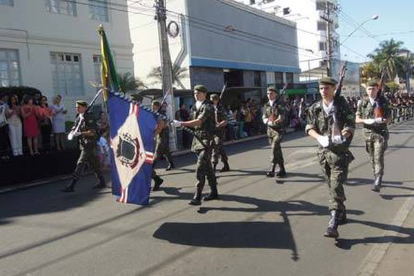 Patos tem hasteamento de bandeiras e desfile no dia da Independência 