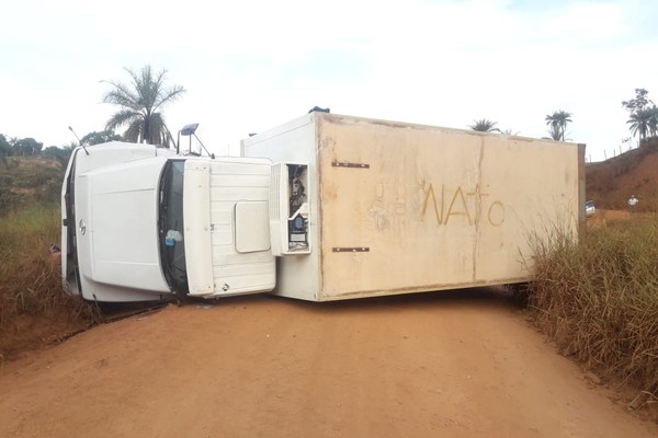 Motorista perde controle da direção em trecho com descida e curva e tomba caminhão-baú na MGC 352