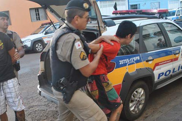 Após denúncia, PM encontra vários tabletes de maconha e prende irmãos no Caramuru