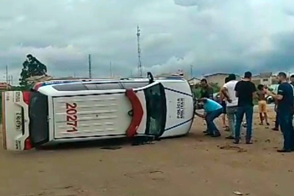 Viatura vai parar tombada após bater de frente com carro de suspeitos e policiais ficam feridos na BR 365