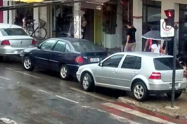 Falta de vagas: motorista coloca rodas em cima da calçada para poder estacionar