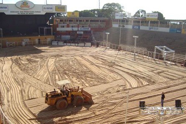 Parque de Exposições recebe estrutura gigantesca para os shows e feiras da Fenamilho