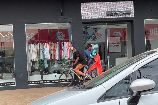 Imagens mostram suspeito fazendo “pescaria” em loja de roupas; ele foi preso nesta manhã