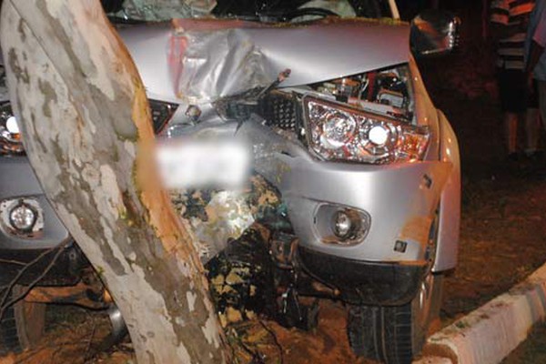 Passageiro de caminhonete morre e dois ficam feridos após batida em árvore na avenida J.K