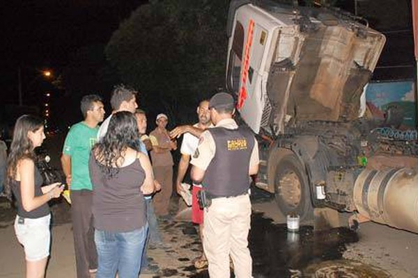 Motorista de carreta avança parada e provoca acidente na Barão do Rio Branco