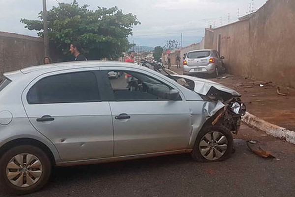 Policiais ficam feridos ao tentarem abordar indivíduos em carro furtado e bater em outro veículo