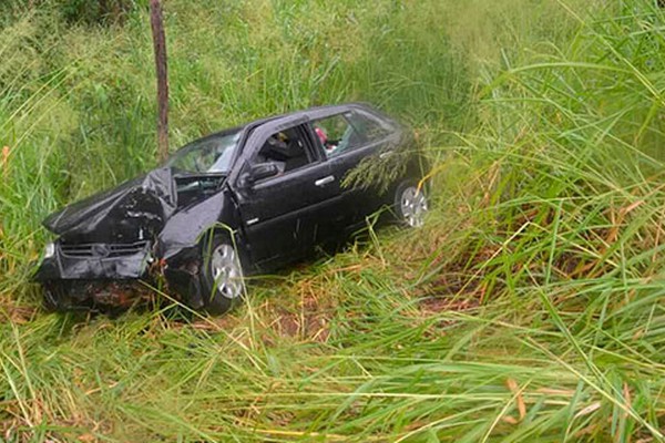 Carro aquaplana e casal fica ferido após bater em árvore e cair em barranco