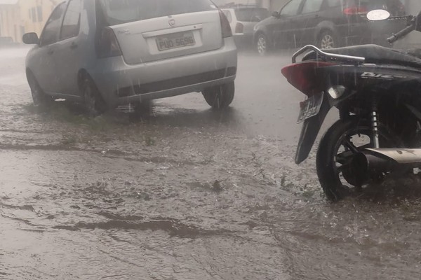 Com alerta de tempestade, temporal em Patos de Minas alaga ruas e causa medo