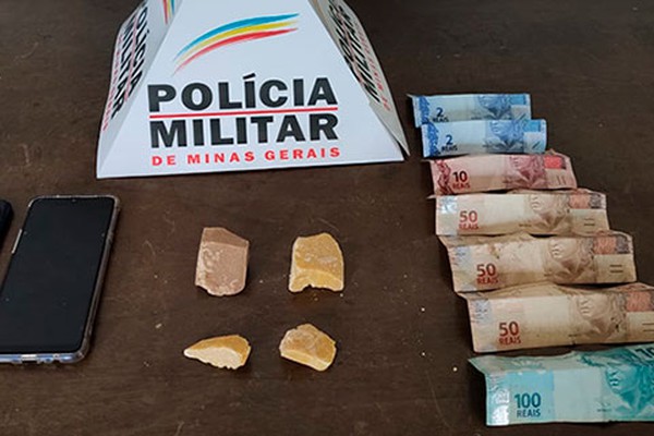 Jovens são presos em Patrocínio com pedras de crack após se chocarem contra o meio fio