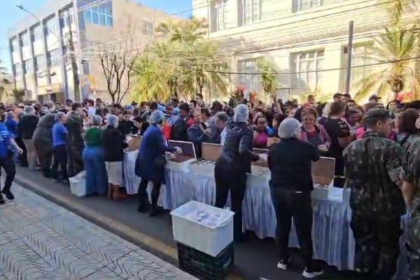 Mais de 10 mil pedaços de bolo de aniversário são distribuídos e acabam em poucos minutos