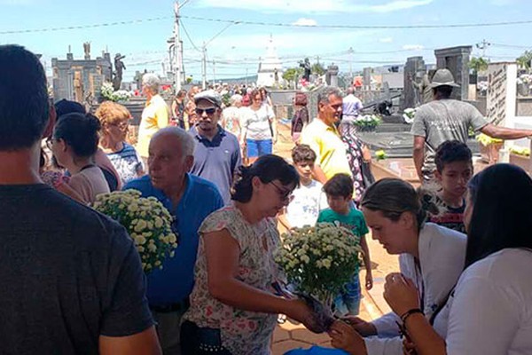 Dia de Finados atrai milhares de pessoas e colore com flores os cemitérios de Patos de Minas