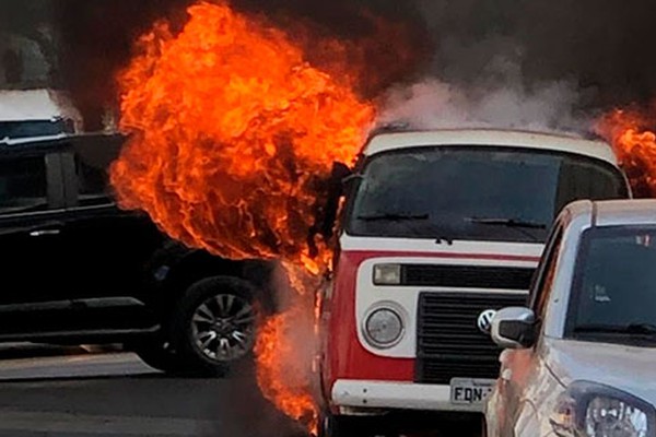 Incêndio destrói Kombi de empresa de internet no Centro de Patos de Minas