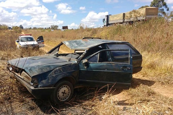 Motorista fica ferido após perder o controle da direção e capotar na MG235