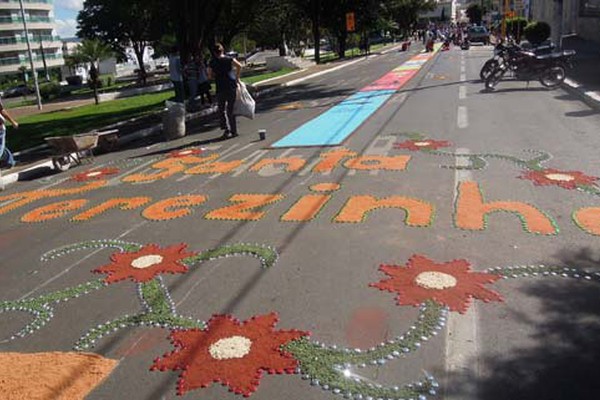 Decoração para a passagem da procissão de Corpus Christi colore as ruas de Patos de Minas