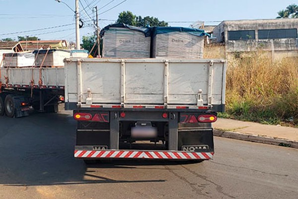 Mais uma carreta volta na subida da Vereador João Pacheco; veículo ficou atravessado na via