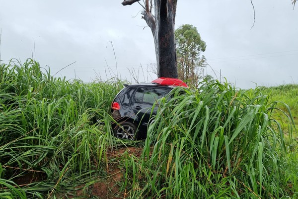 Pai e filha ficam feridos em grave acidente na BR 365; carro que teria causado a batida fugiu