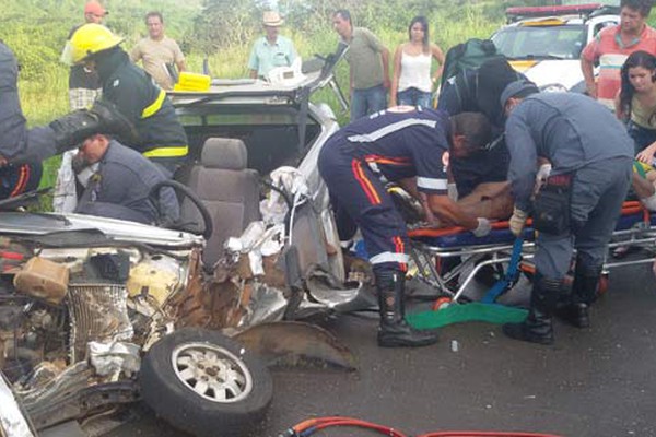 Motorista e passageira ficam presos às ferragens ao baterem em caminhão e carreta na MGC 354