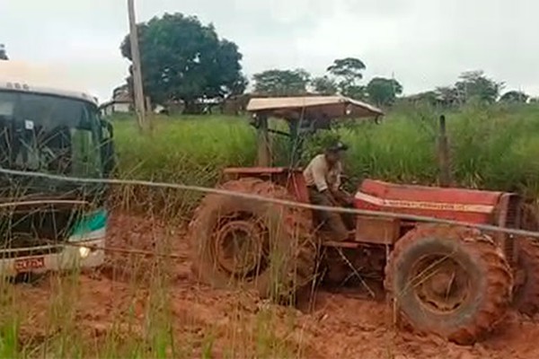 Estrada de Bonsucesso, em péssimas condições, volta a deixar ônibus preso e moradores indignados