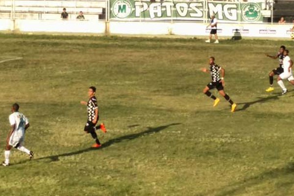 Evandro faz golaço, de antes do meio campo e Mamoré vence o Araxá; Veja o lance espetacular