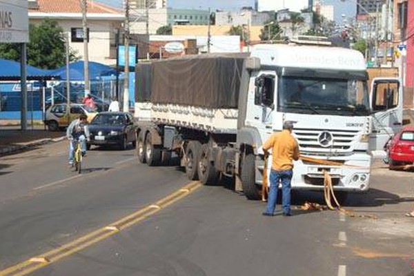 Carreta volta na subida da Praça Champagnat e deixa o trânsito lento na Major Gote