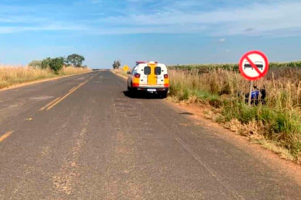 Motociclista de 34 anos fica ferido ao passar sobre pedra e cair na MGC 462, em Patrocínio