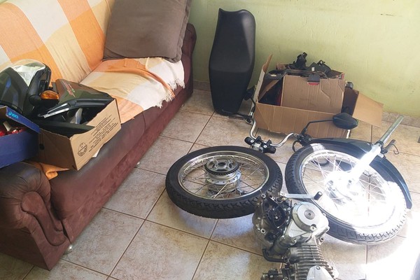 PM encontra moto furtada desmontada e prende dois jovens em Patos de Minas