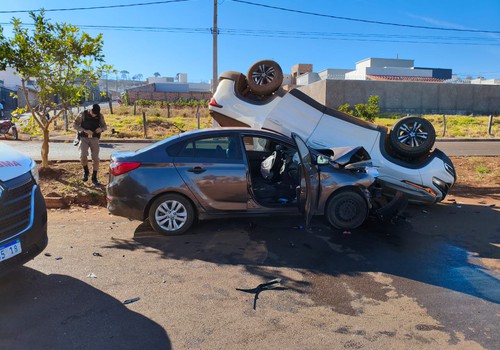 Veículo capota e para com as rodas para cima em acidente no bairro Afonso Queiroz