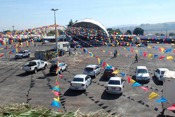 Voluntários trabalham na preparação da Praça Park para a Festa Junina do 15º BPM