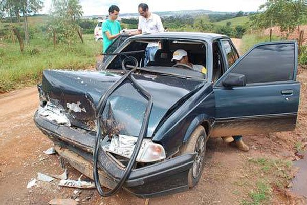 Homem que seria levado para morte reage, carro bate e ele acaba atingido por tiros