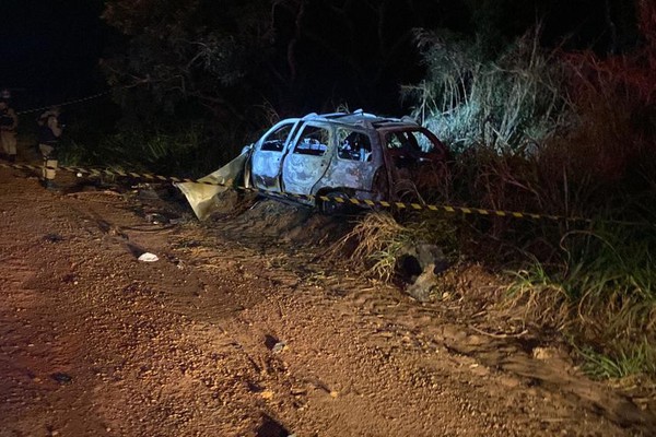 Veículo pega fogo após acidente na BR 365 e três pessoas morrem, sendo duas carbonizadas