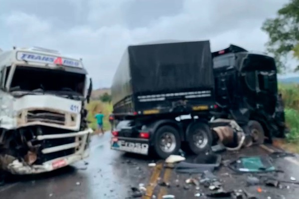 BR-365 tem mais de 20km de interdição após acidente com duas carretas na Curva dos Moreiras