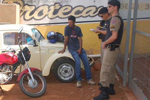 Motociclista com fortes sintomas de embriaguez vai preso após bater em caminhonete