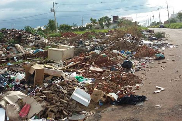 Morador indignado grava vídeo e pede limpeza de terreno da Prefeitura que se tornou Lixão