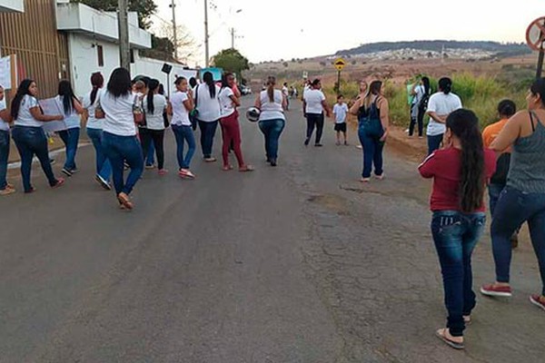 Em manifestação no Presídio, familiares de detentos cobram melhores condições para visita