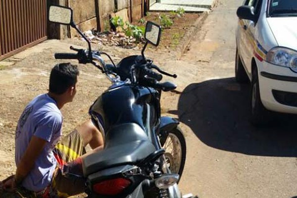 Jovem foge em alta velocidade com moto furtada, mas acaba abordado e preso 