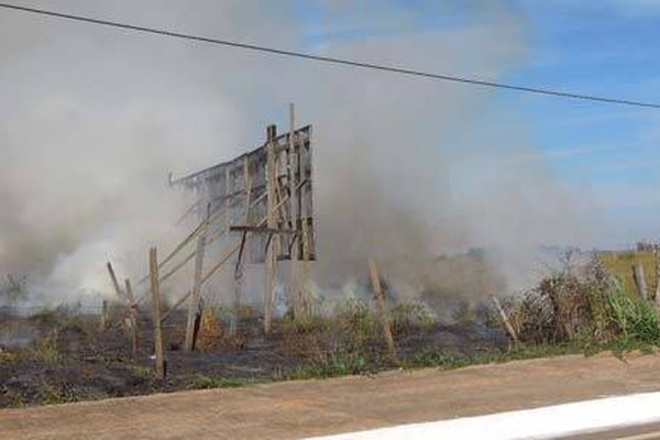 Corpo de Bombeiros tenta conter queimada nas imediações do Trevo