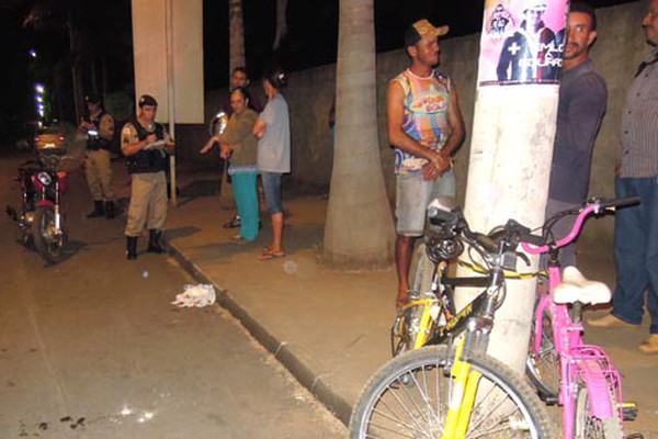 Mãe e filha tentam atravessar avenida de bicicleta e são atingidas por motociclista inabilitada