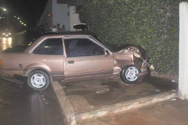 Motorista inabilitado foge após bater em carro que havia se envolvido em acidente