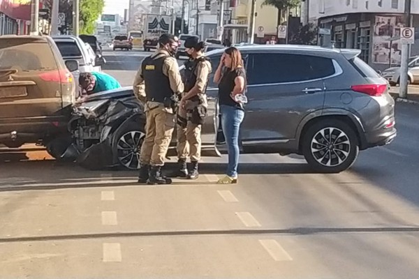 Motorista sofre mal súbito e bate em traseira de carro estacionado na Rua Major Gote