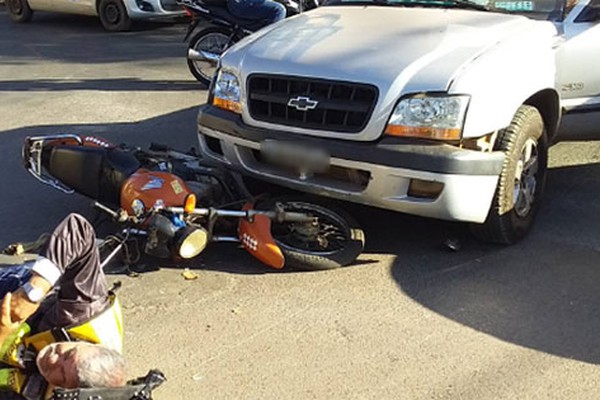 Mototaxista e passageira ficam feridos em acidente com caminhonete em Patos de Minas